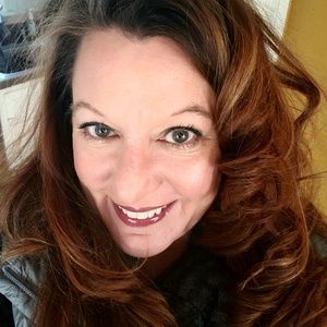 Meet your Posher, Debbie